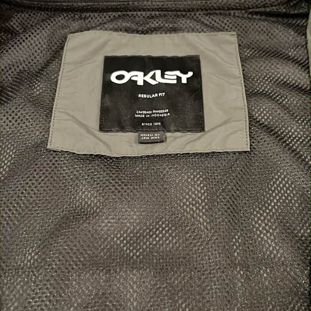 Oakley Vest; light- weight , zippered  / Mens XL / color: olive green - Picture 2 of 4